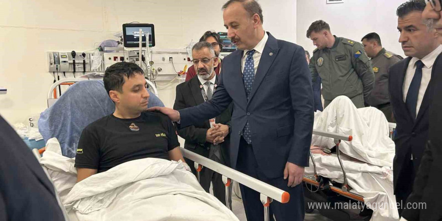 Isparta Valisi Erin kaza sonrası güvenli iniş yapan helikopterdeki 2 askeri hastanede ziyaret etti