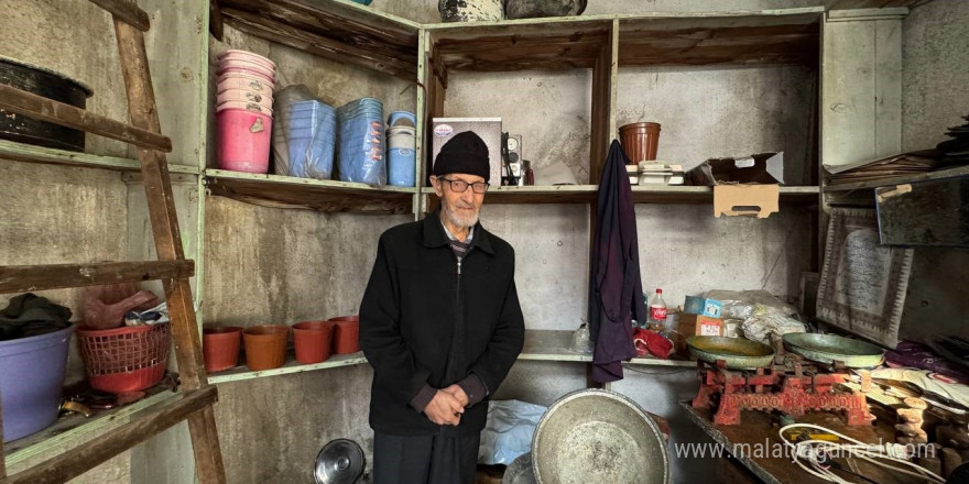 Isparta’da 15 metrekarede 65 yılını geçiren usta görenleri hayrete düşürüyor