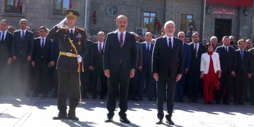 Isparta’da Cumhuriyet Bayramı kutlamaları çelenk töreniyle başladı