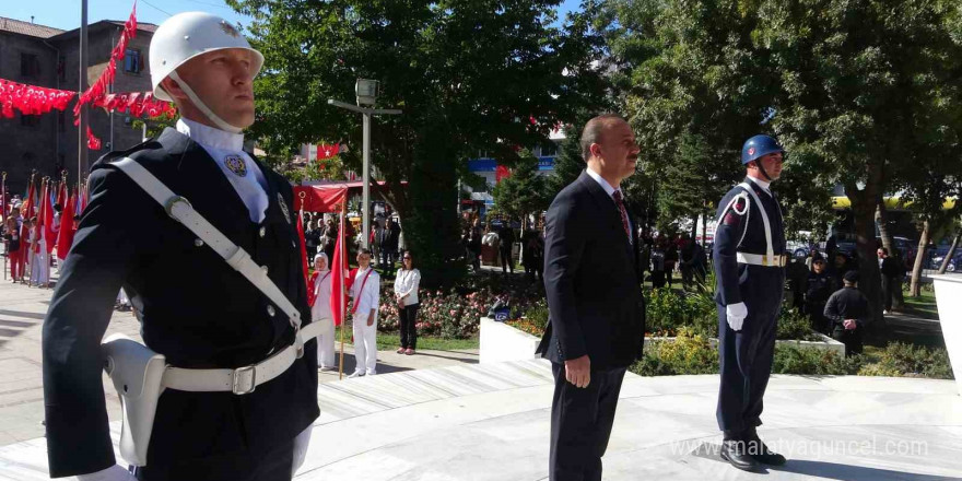 Isparta’da Cumhuriyet Bayramı kutlamaları çelenk töreniyle başladı