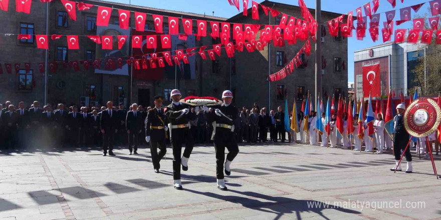 Isparta’da Cumhuriyet Bayramı kutlamaları çelenk töreniyle başladı