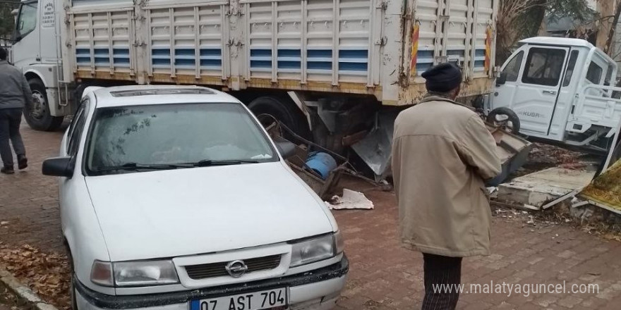 Isparta’da freni boşalan kamyon ortalığı savaş alanına çevirdi