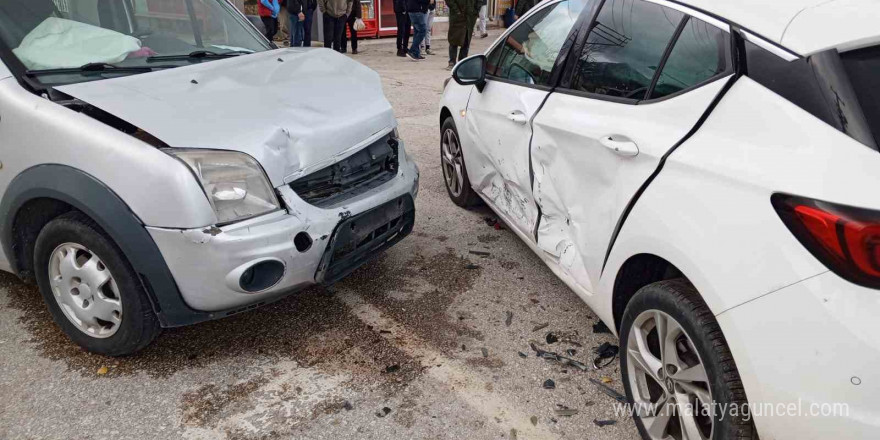 Isparta’da hafif ticari araç ile otomobil çarpıştı: 5 yaralı