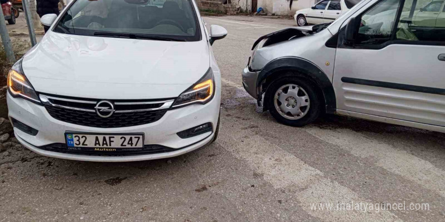 Isparta’da hafif ticari araç ile otomobil çarpıştı: 5 yaralı