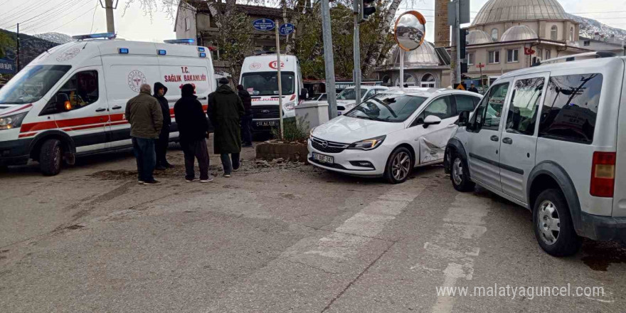 Isparta’da hafif ticari araç ile otomobil çarpıştı: 5 yaralı