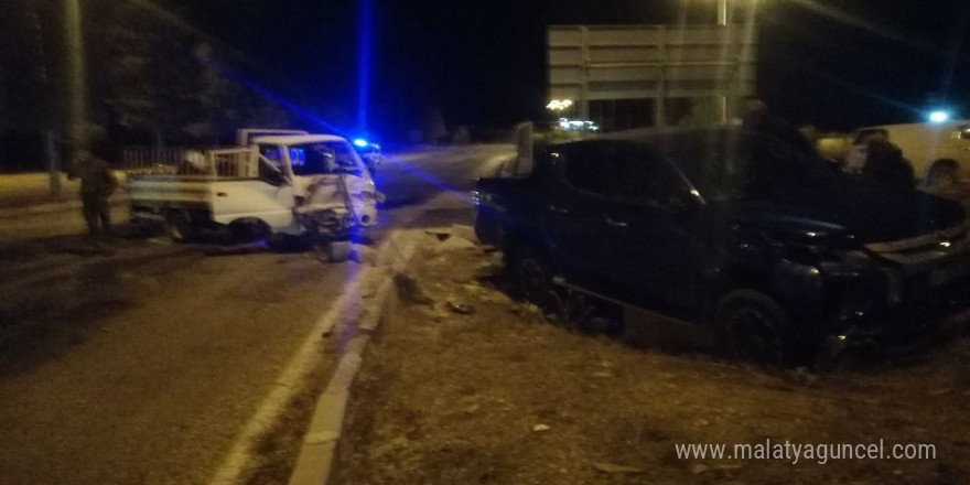 Isparta’da kamyonet ile hafif ticari araç çarpıştı: 1 yaralı