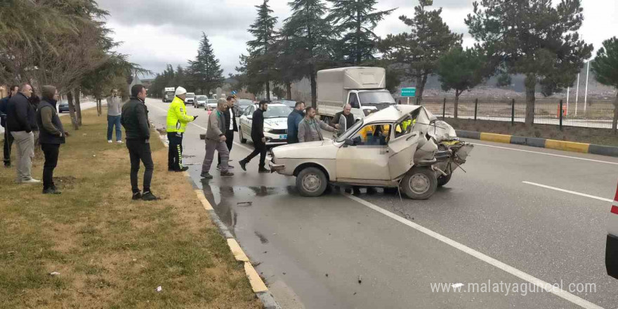 Isparta’da kamyonet otomobile çarptı: 1 ölü