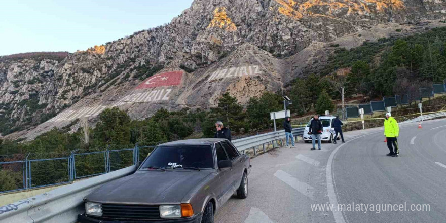 Isparta’da kontrolden çıkan otomobil bariyerlere çarptı: 1 yaralı