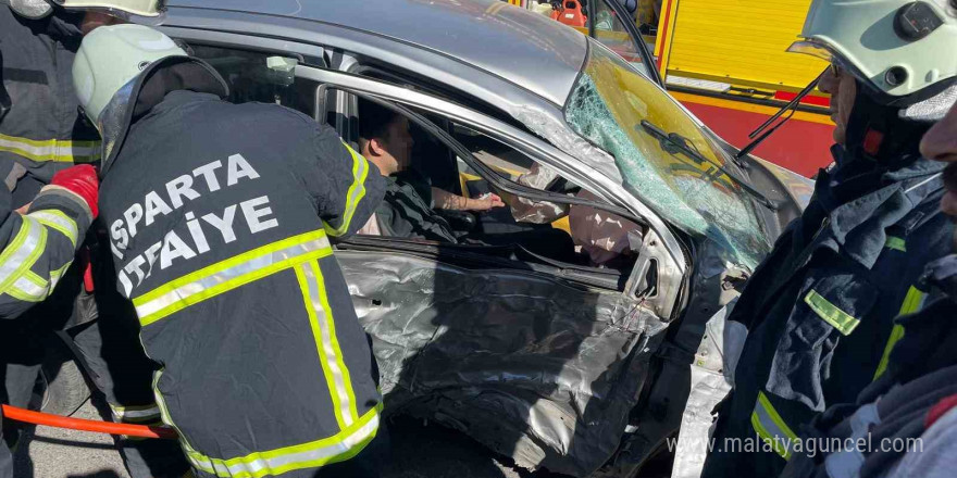 Isparta’da kontrolden çıkan otomobil elektrik direğine çarptı: 2 yaralı