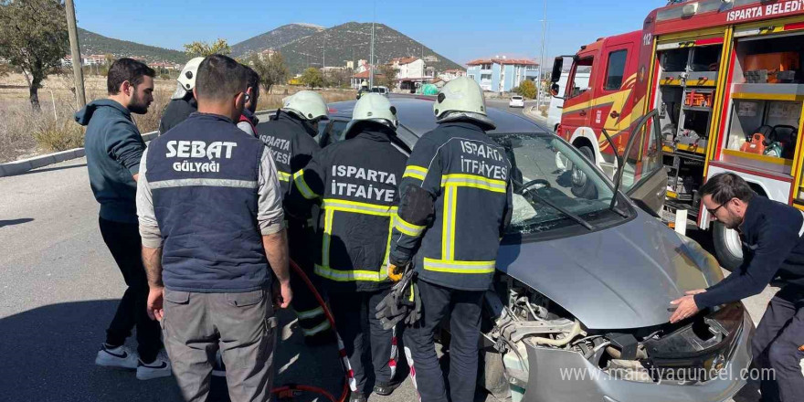 Isparta’da kontrolden çıkan otomobil elektrik direğine çarptı: 2 yaralı