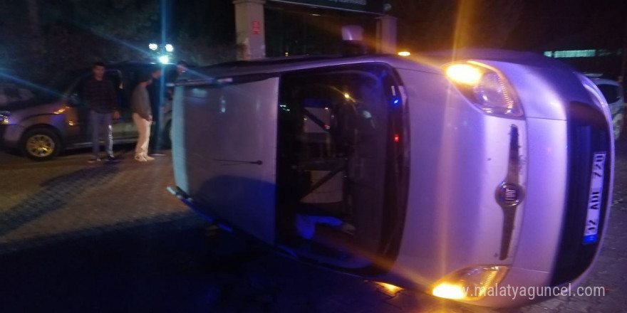 Isparta’da kontrolden çıkan otomobil yan yattı: 2 yaralı