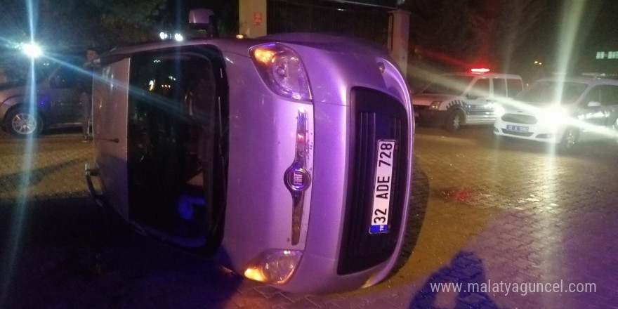 Isparta’da kontrolden çıkan otomobil yan yattı: 2 yaralı