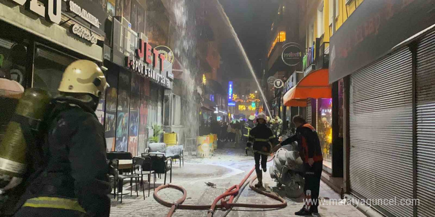 Isparta’da korkutan yangın: 5 katlı eğlence merkezi alev alev yandı