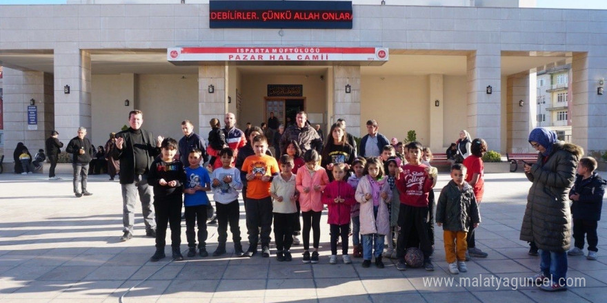 Isparta’da kuraklığa karşı minik eller semaya kalktı, çocuklar yağmur duası yaptı