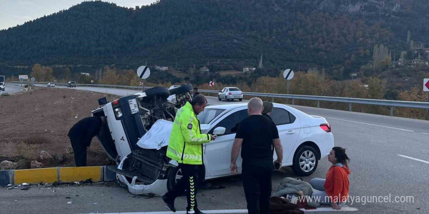 Isparta’da otomobil ile midibüs kavşakta çarpıştı: 5 yaralı