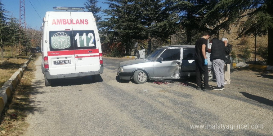 Isparta’da otomobil motosikletle çarpıştı: 1 yaralı