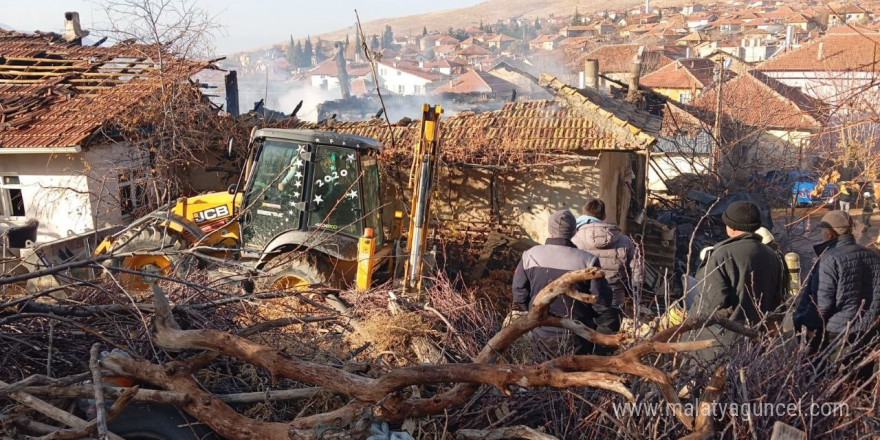 Isparta’da sabah saatlerinde çıkan yangın, iki evi küle çevirdi