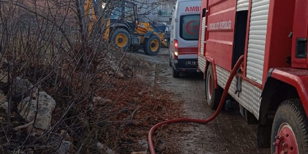 Isparta’da sabah saatlerinde çıkan yangın, iki evi küle çevirdi