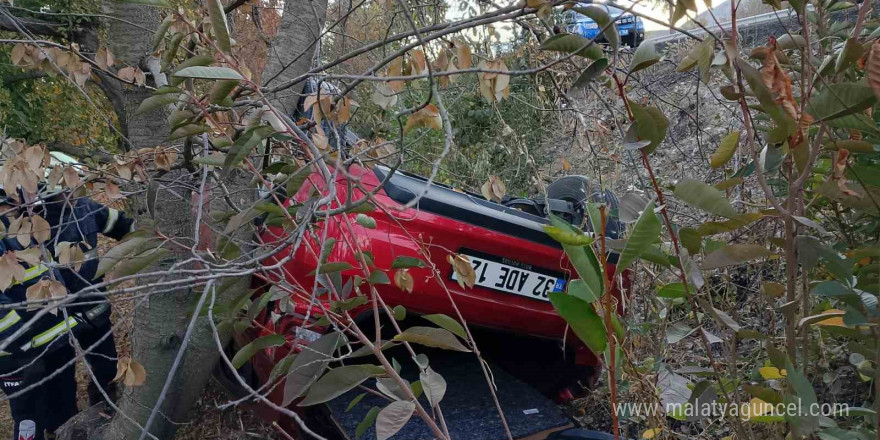 Isparta’da şarampole yuvarlanıp takla atan araçtan yaralanmadan çıktılar