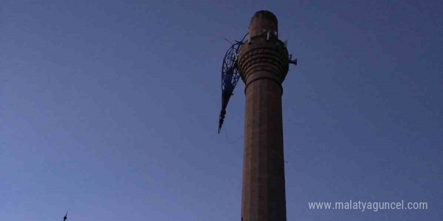 Isparta’da şiddetli rüzgâr cami minaresinin külahını yerinden kopardı