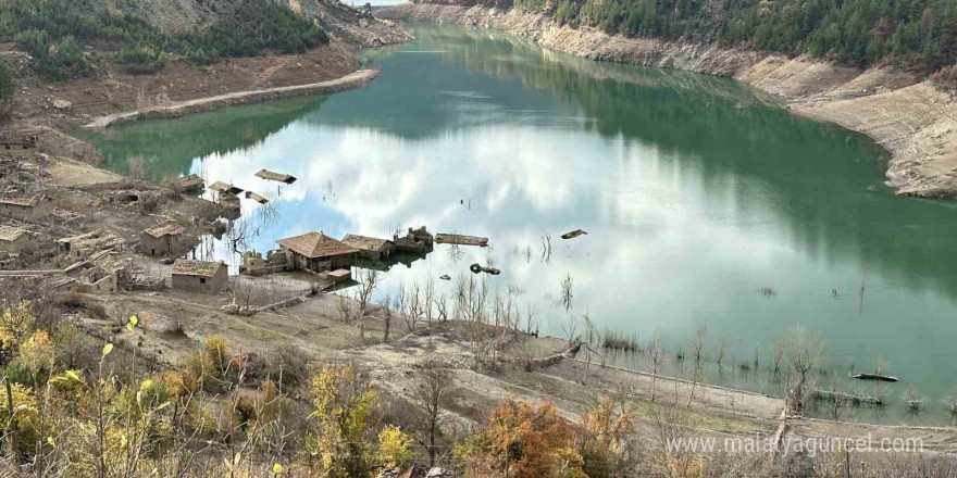 Isparta’da sular altında kalan köy kartpostallık görüntü oluşturuyor