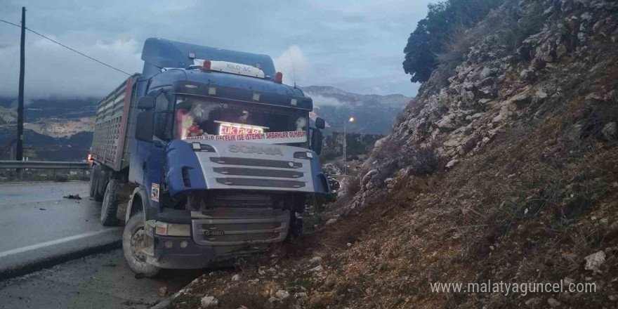 Isparta’da tır ve otomobil kafa kafaya çarpıştı: 3 yaralı