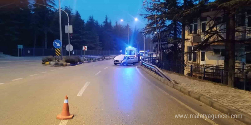 Isparta’da yoğun sis ve buzlanma nedeniyle kontrolden çıkan otomobil bariyerlere çarptı: 2 yaralı