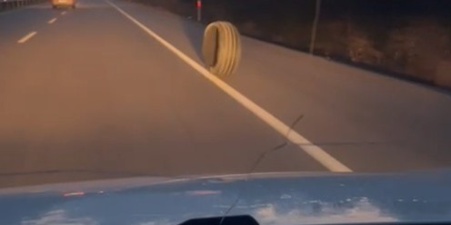 Isparta’da yola fırlayan lastik trafiği tehlikeye düşürdü