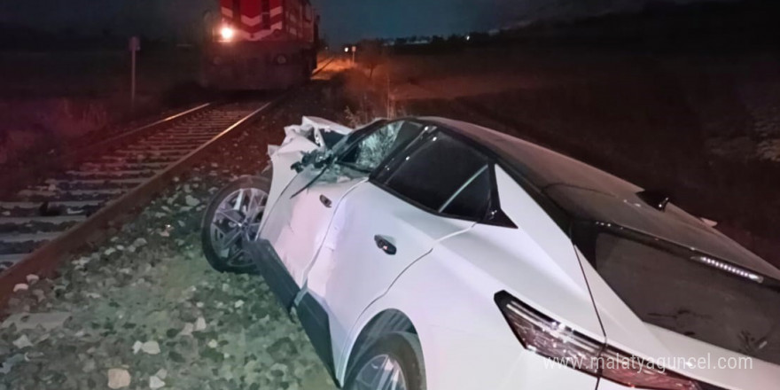 Isparta’da yük treni otomobile çarptı, sürücü ağır yaralandı