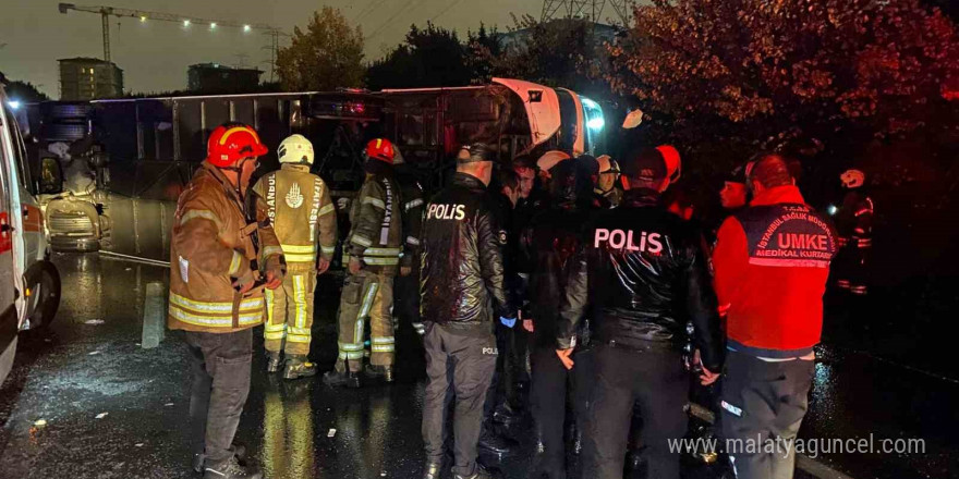 İstanbul Bayrampaşa’da yolcu otobüsü devrildi. Çok sayıda yaralı var