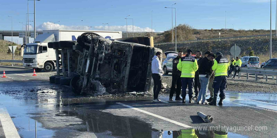 İstanbul Havalimanı kavşağında hafriyat kamyonu yandı