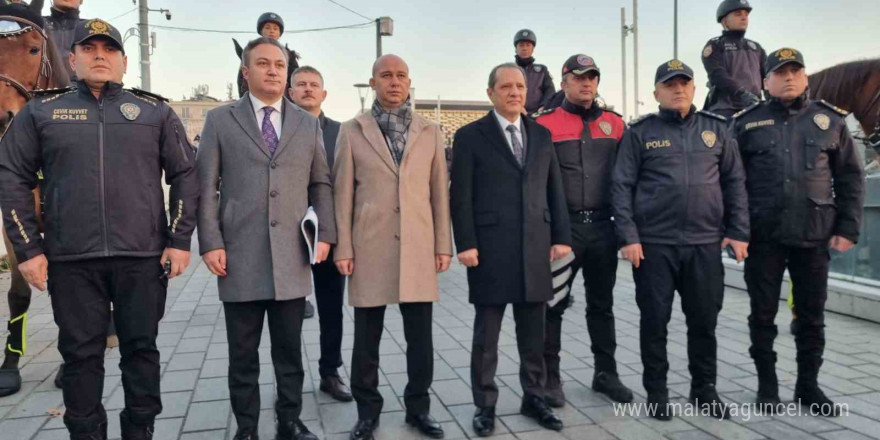 İstanbul İl Emniyet Müdürü Yıldız, Taksim Meydanı’nda görevli polis ekiplerini ziyaret etti