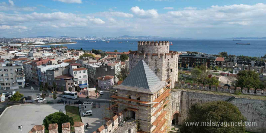 İstanbul siluetinin kaybolan parçaları tamamlanıyor: Tarihi Yedikule Hisarı’nın ilk külahı takıldı