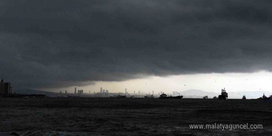 İstanbul’a kara bulutlar ile yağmurun gelişi görüntülendi