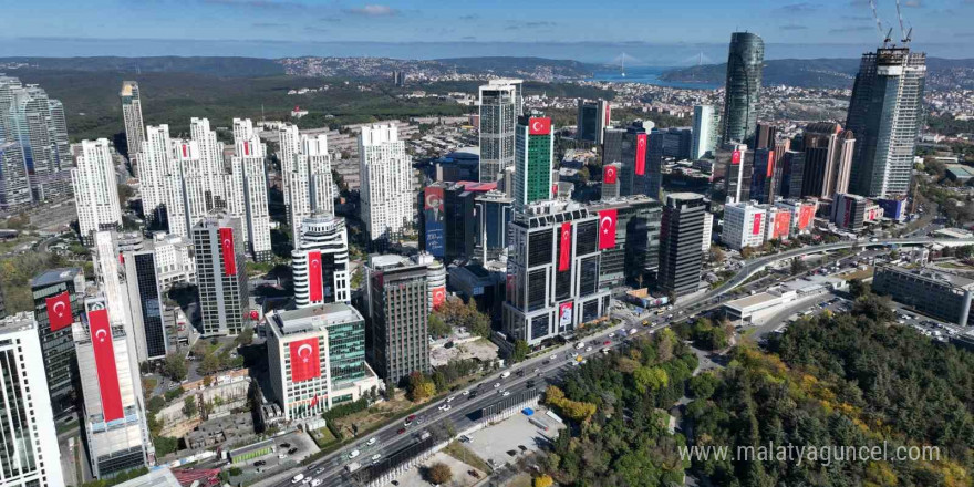 İstanbul’da 29 Ekim coşkusu: Dev Türk bayrağı asılan gökdelenler havadan görüntülendi