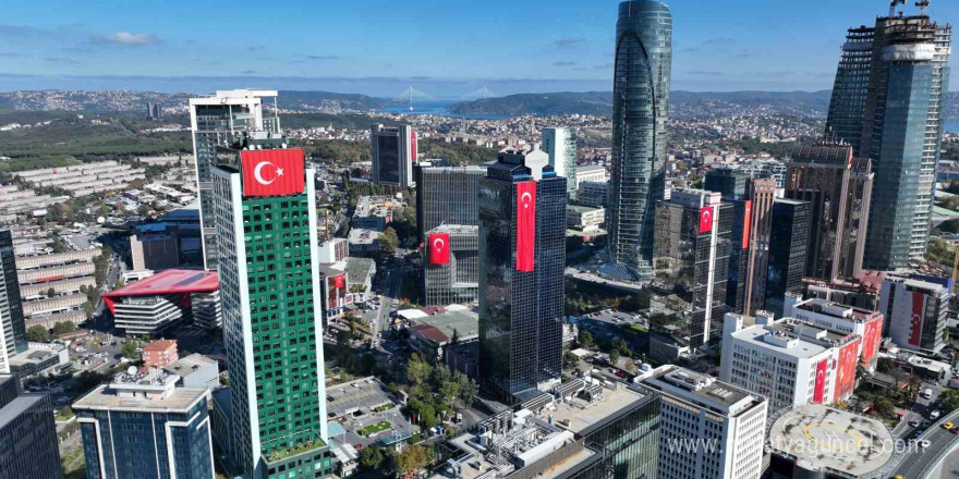 İstanbul’da 29 Ekim coşkusu: Dev Türk bayrağı asılan gökdelenler havadan görüntülendi