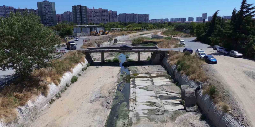 İstanbul’da Ayamama Deresi’nde koku ve kirlilik sorununa vatandaşlardan tepki