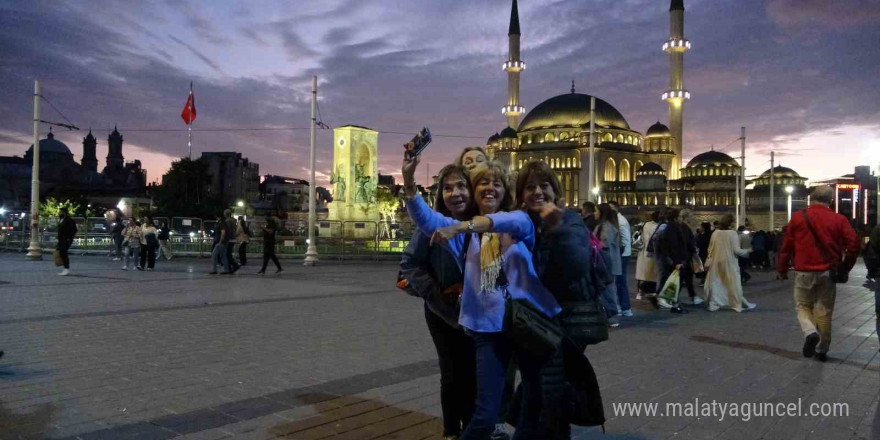 İstanbul’da bulutların oluşturduğu manzara mest etti