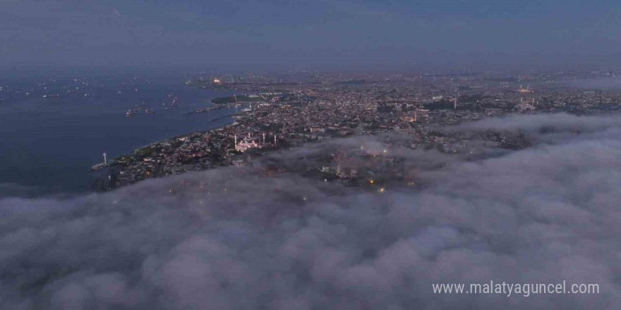 İstanbul’da etkili olan sis kartpostallık görüntüler oluşturdu