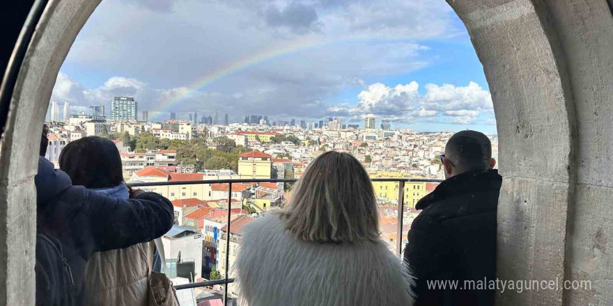 İstanbul’da gökkuşağı sürprizi: Turistler o anları görüntüledi