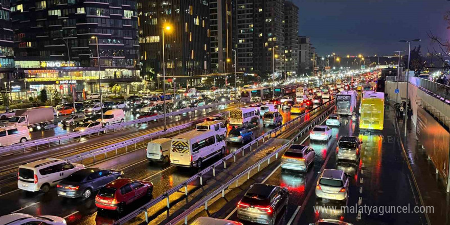 İstanbul’da mesainin son gününde trafik yüzde 90 oldu