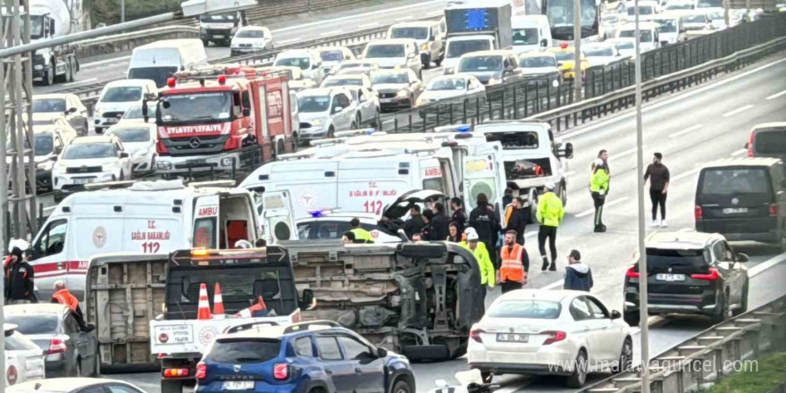 İstanbul’da öğrenci servisi devrildi: 7’si öğrenci 10 yaralı