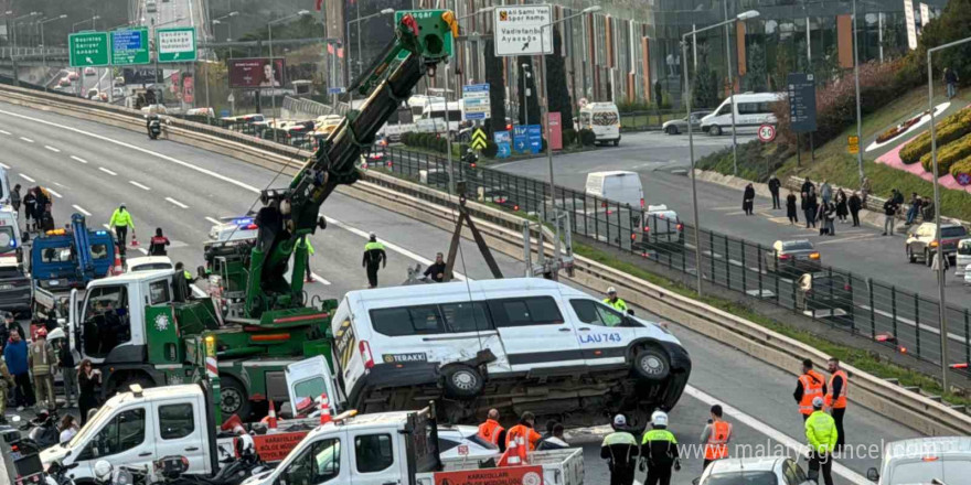 İstanbul’da öğrenci servisi devrildi: 7’si öğrenci 10 yaralı