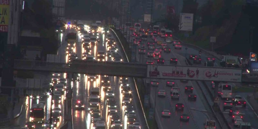 İstanbul’da sağanak etkisini gösterdi, D-100 Pendik istikametinde uzun araç kuyrukları oluştu