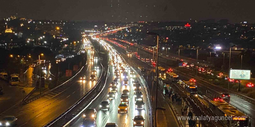 İstanbul’da yağışla birlikte trafik yoğunluğu yüzde 90’a yaklaştı