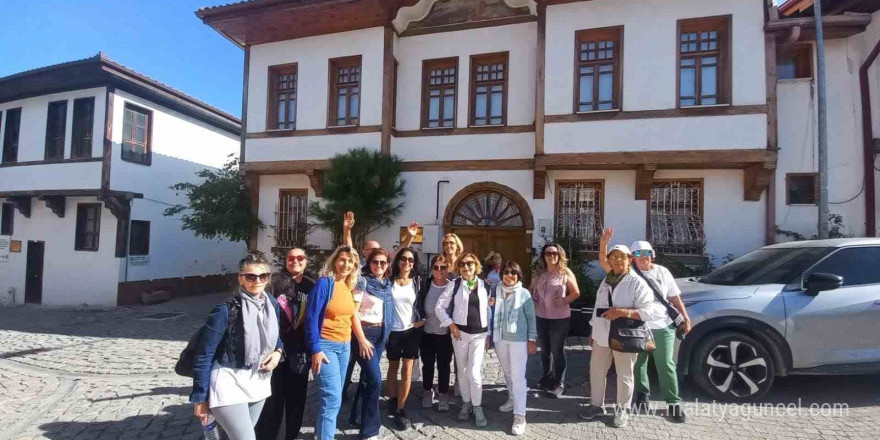 İstanbul’dan gelen turist kafilesini Osmaneli’ne hayran kaldı