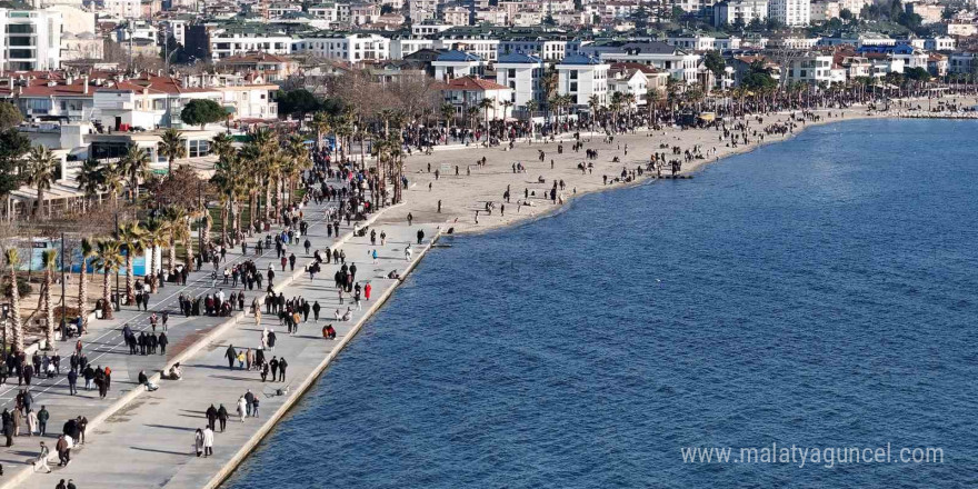 İstanbullular yılın ilk günü vatandaşlar Büyükçekmece sahillerine akın etti