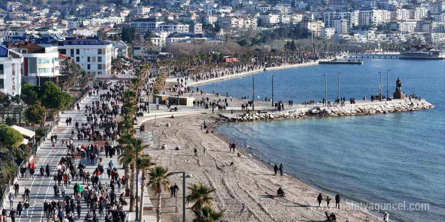 İstanbullular yılın ilk günü vatandaşlar Büyükçekmece sahillerine akın etti