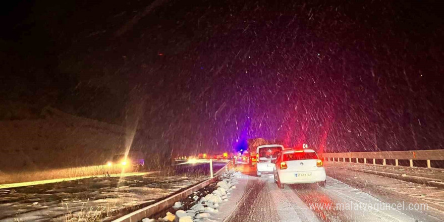 İstanbul’u Karadeniz’e bağlayan D-100 karayolunda kar yağışı etkili oldu