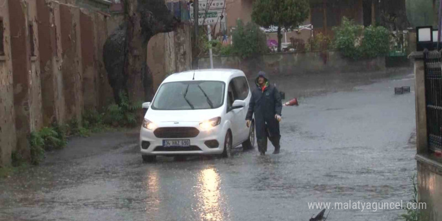 İstanbul’u şiddetli yağış ve fırtına esir aldı